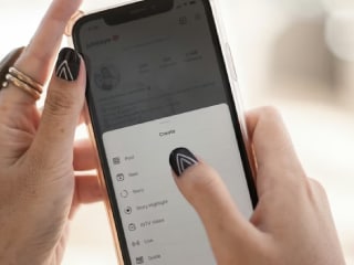 लंबे नाखून से फोन नहीं चलता? स्टूडेंट ने बनाई अनोखी नेल पॉलिश, ऐसे करेगी काम