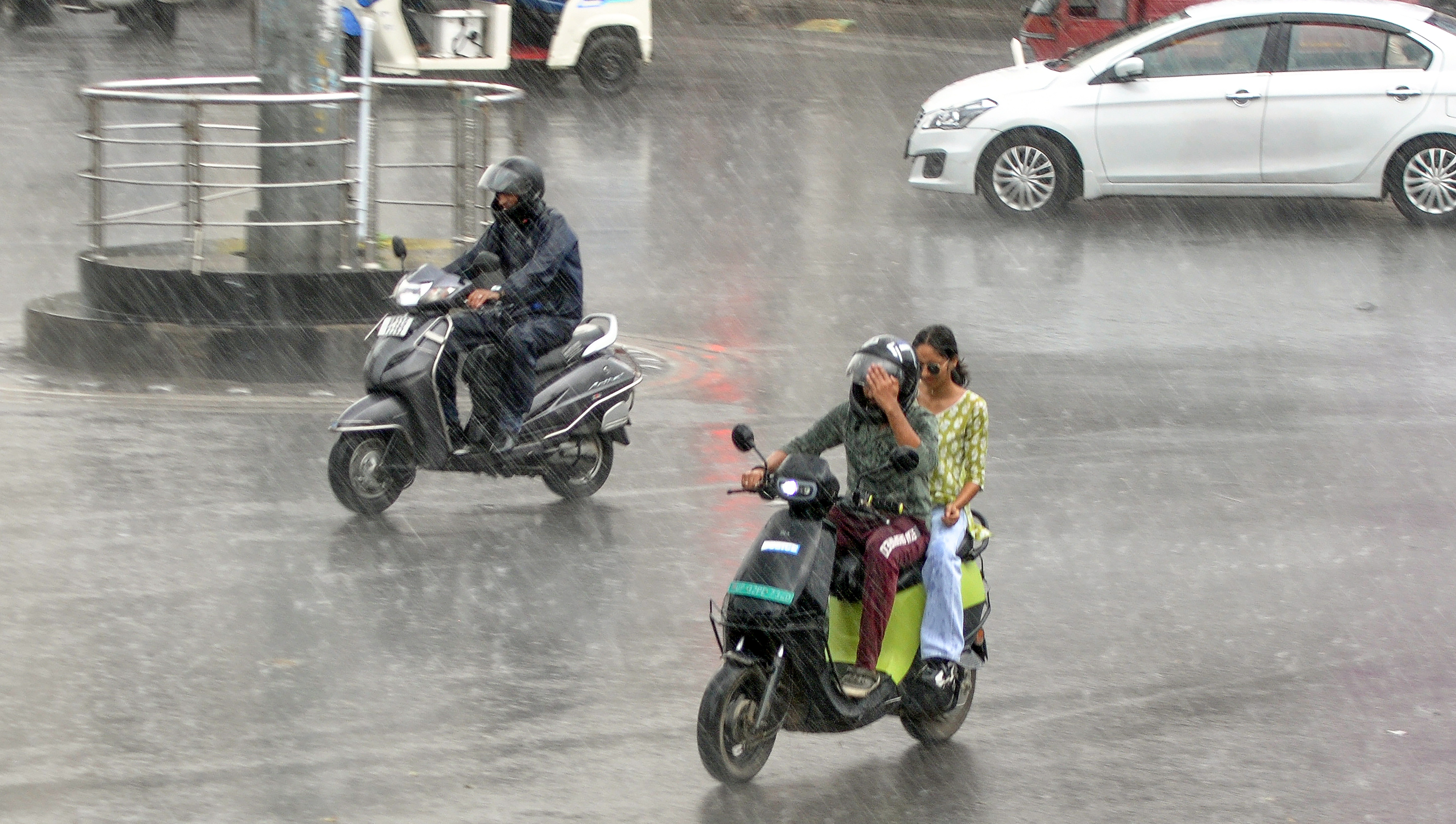UP Weather: यूपी में आज तेज बारिश का अलर्ट, पश्चिमी उत्तर प्रदेश में भी बदला मौसम का मिजाज; पढ़ें IMD का अपडेट