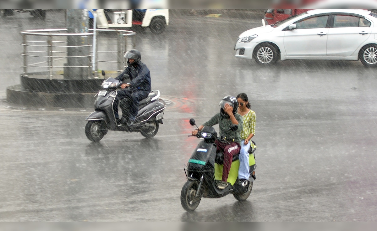 UP Weather: यूपी के कई हिस्सों में आज तेज बारिश का अलर्ट, पश्चिमी उत्तर प्रदेश में भी बदला मौसम का मिजाज