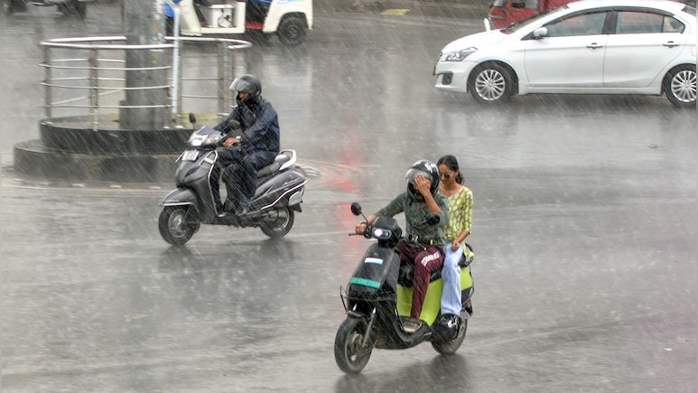 UP Weather: यूपी में आज तेज बारिश का अलर्ट, पश्चिमी उत्तर प्रदेश में भी बदला मौसम का मिजाज; पढ़ें IMD का अपडेट