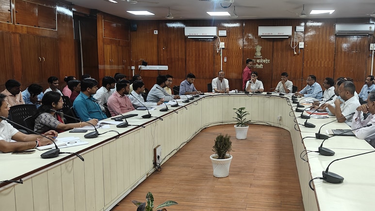 करौली में सफाई व्यवस्था पर बैठक में ही खुल गई प्रशासन की पोल, कागजों में साफ शहर; जमीन पर गंदगी का ढेर