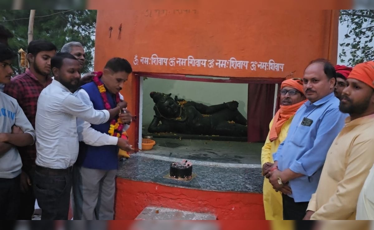 फतेहपुर में श्मशान घाट पर जलती लाशों के बीच मनाया जन्मदिन, काम करने वाले भी हुए शामिल