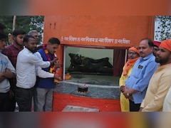 फतेहपुर में श्मशान घाट पर जलती लाशों के बीच मनाया जन्मदिन, काम करने वाले भी हुए शामिल