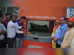 फतेहपुर में श्मशान घाट पर जलती लाशों के बीच मनाया जन्मदिन, काम करने वाले भी हुए शामिल