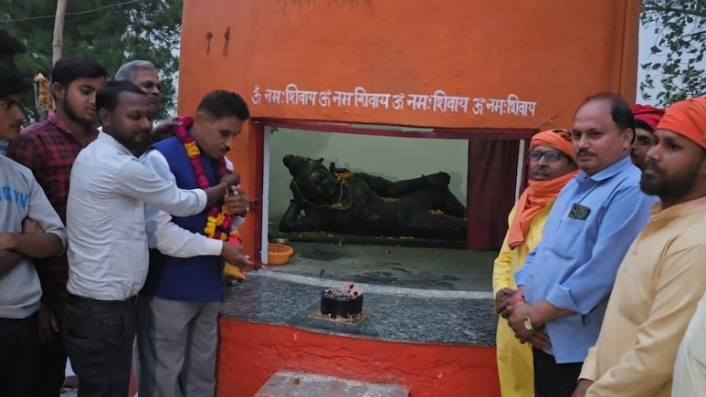 फतेहपुर में श्मशान घाट पर जलती लाशों के बीच मनाया जन्मदिन, काम करने वाले भी हुए शामिल