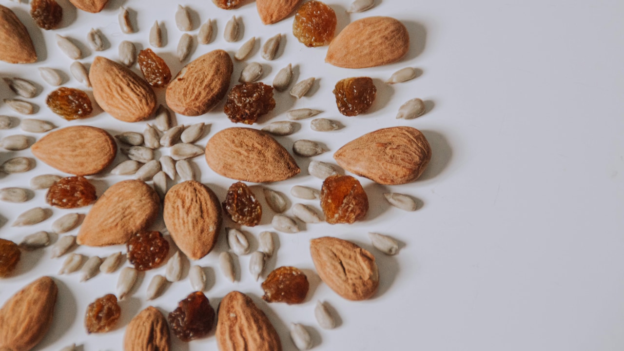 Top 5 Dry Fruits Ideal For Quick Energy Boosts Between Meals