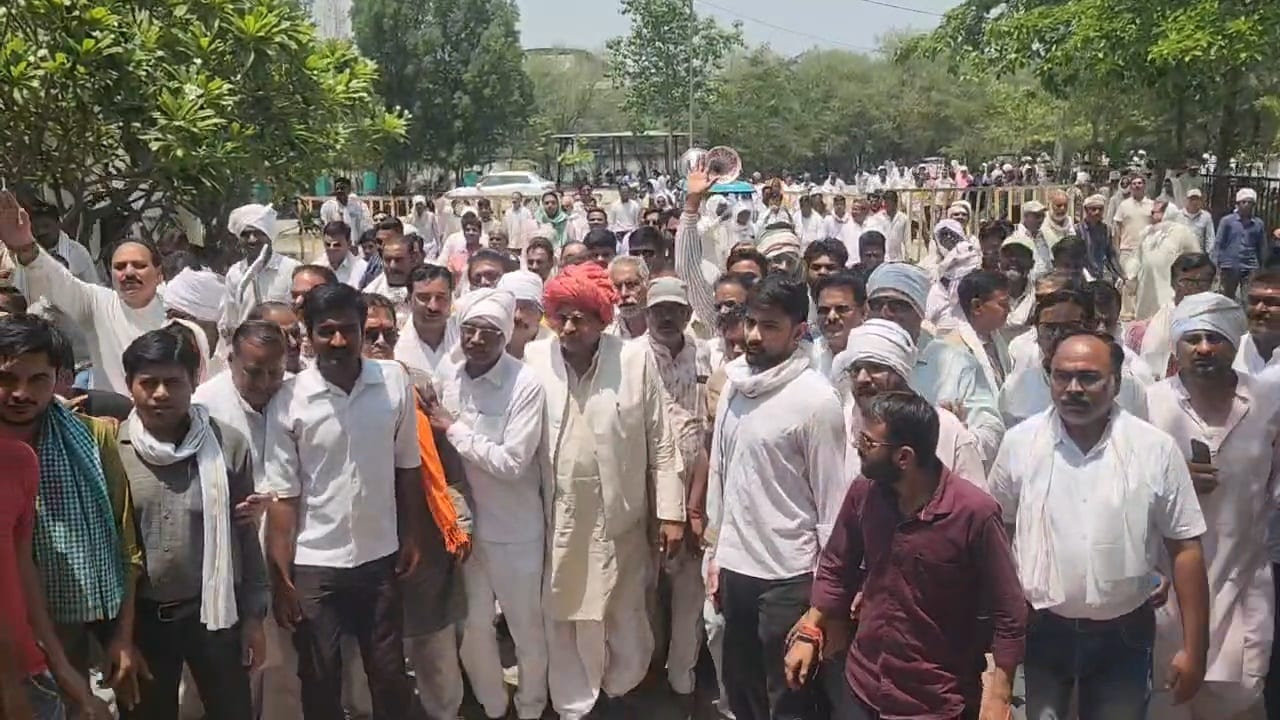 BJP MLA and Leaders Join Farmers Protest Over Weighing Delays