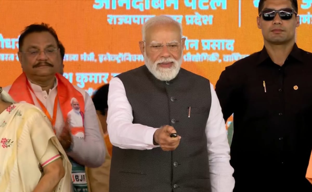 नारी विरोधी, विकास विरोधी... गंगा एक्सप्रेसवे के उद्घाटन मंच से PM मोदी की सपा को खरी-खरी