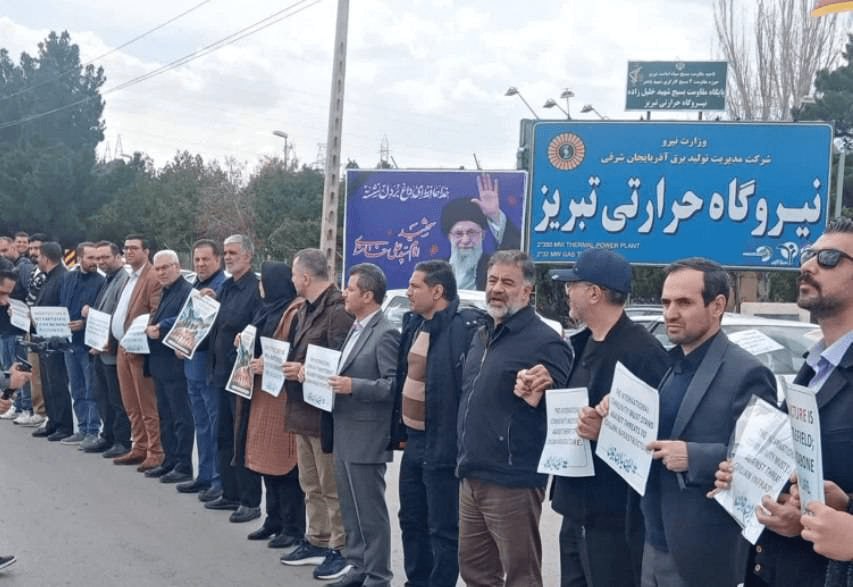 ईरान में हमले शुरू होते ही पावर प्लांट पर मानव चेन बना कर खड़े हो गए लोग, देखें तस्वीरें-वीडियो