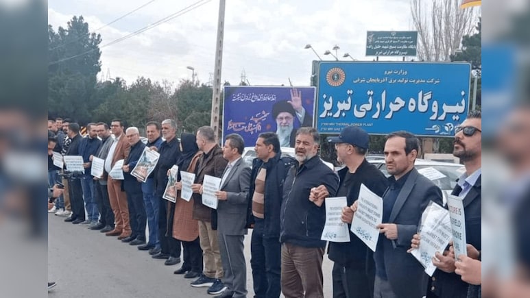 ईरान में हमले शुरू होते ही पावर प्लांट पर मानव चेन बना कर खड़े हो गए लोग, देखें तस्वीरें-वीडियो