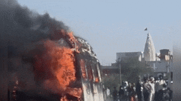 Rajasthan: चाकसू में आग का गोला बनी दूल्हा-दुल्हन की गाड़ी, धूं-धूं कर जली ट्रैवलर; ड्राइवर ने ऐसे बचाई सबकी जान
