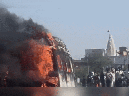 Rajasthan: चाकसू में आग का गोला बनी दूल्हा-दुल्हन की गाड़ी, धूं-धूं कर जली ट्रैवलर; ड्राइवर ने ऐसे बचाई सबकी जान