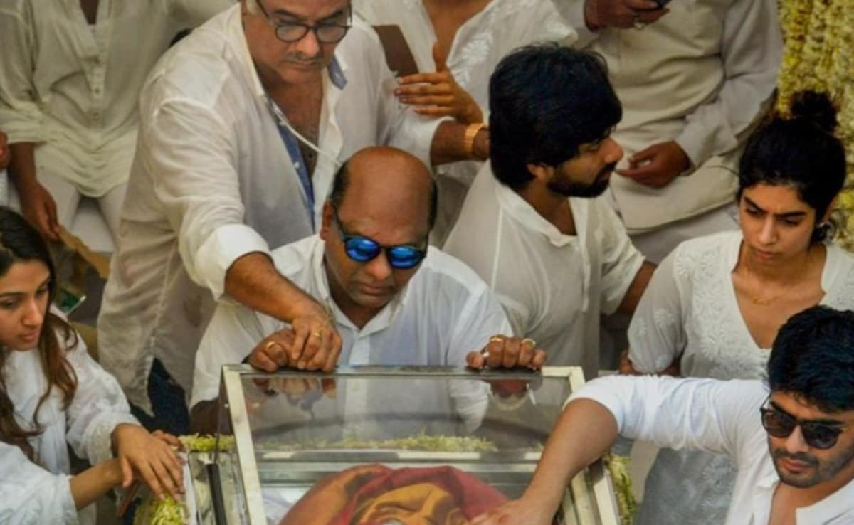 बॉलीवुड के वो चार जनाजे जिनमें उमड़ा फैन्स का हुजूम, चौथे नंबर पर आती है श्रीदेवी की अंतिम यात्रा