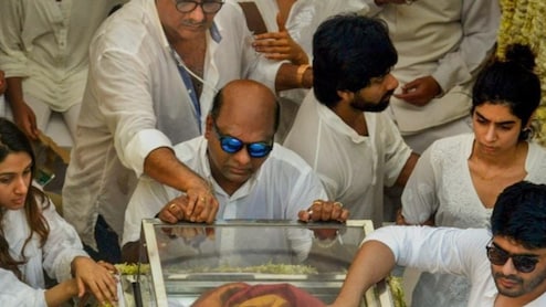 बॉलीवुड के वो चार जनाजे जिनमें उमड़ा फैन्स का हुजूम, चौथे नंबर पर आती है श्रीदेवी की अंतिम यात्रा