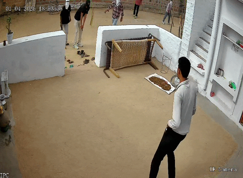 राजस्थान में बंदूकधारी गुंडों से झाड़ू लेकर भ‍िड़ गईं मह‍िलाएं, स्‍कॉर्प‍ियो से भाग न‍िकले बदमाश