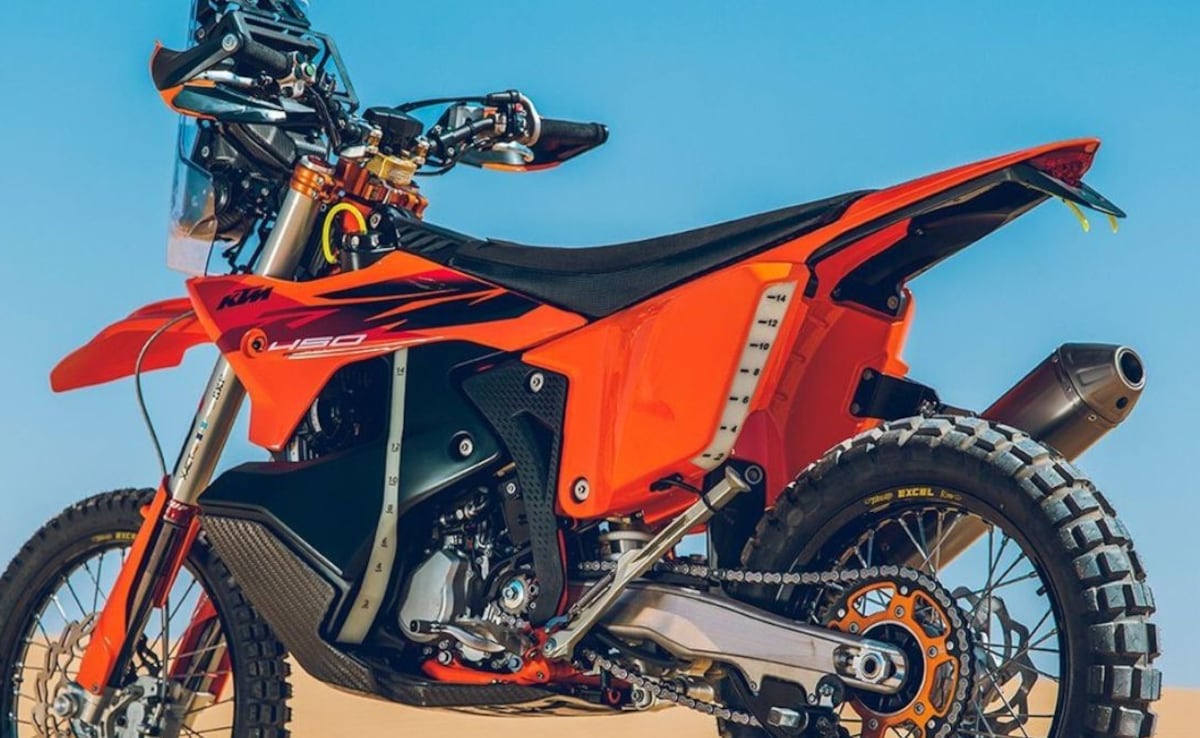 KTM का नया धमाका: लॉन्च हुई 2027 450 Rally Replica, सिर्फ चुनिंदा खुशनसीबों को मिलेगी यह जादुई बाइक