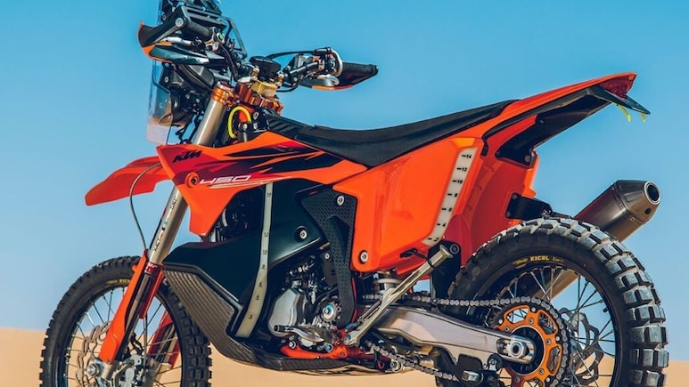 KTM का नया धमाका: लॉन्च हुई 2027 450 Rally Replica, सिर्फ चुनिंदा खुशनसीबों को मिलेगी यह जादुई बाइक