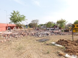 हाउसिंग बोर्ड की 2200 करोड़ रुपये की जमीन पर अवैध कब्जा, 25 साल बाद चली जेसीबी, विरोध में लोगों ने फेंके पत्थर