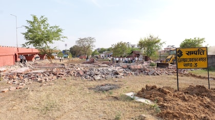 हाउसिंग बोर्ड की 2200 करोड़ रुपये की जमीन पर अवैध कब्जा, 25 साल बाद चली जेसीबी, विरोध में लोगों ने फेंके पत्थर