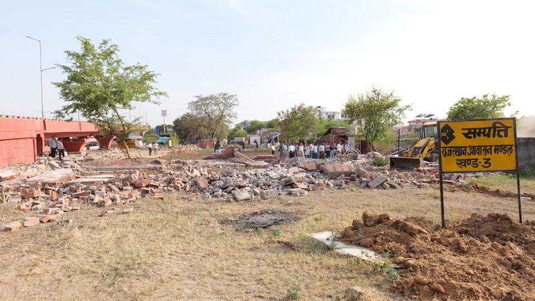 हाउसिंग बोर्ड की 2200 करोड़ रुपये की जमीन पर अवैध कब्जा, 25 साल बाद चली जेसीबी, विरोध में लोगों ने फेंके पत्थर