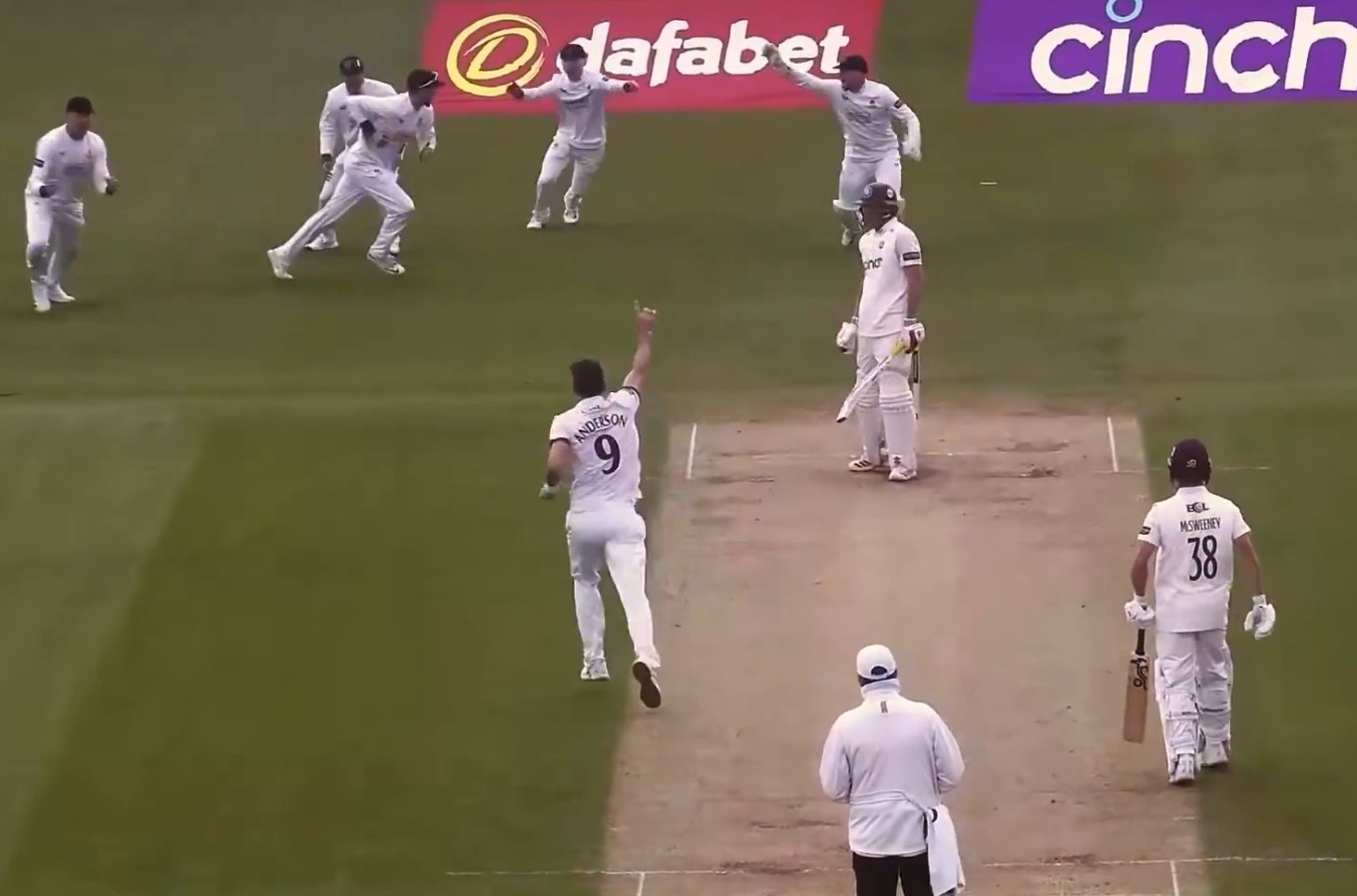 उम्र 43 साल और 249 दिन, प्रदर्शन ऐसा की युवा भी हो जाएं लज्जित, फर्स्ट क्लास क्रिकेट में 56वीं बार लगाया 'पंजा'