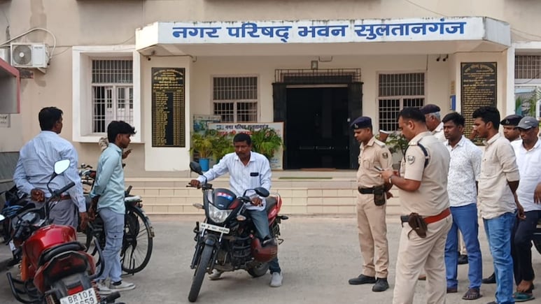 Bihar: नगर परिषद ऑफिस में घुसकर कार्यपालक पदाधिकारी की हत्या, सभापति को भी मारी गोली