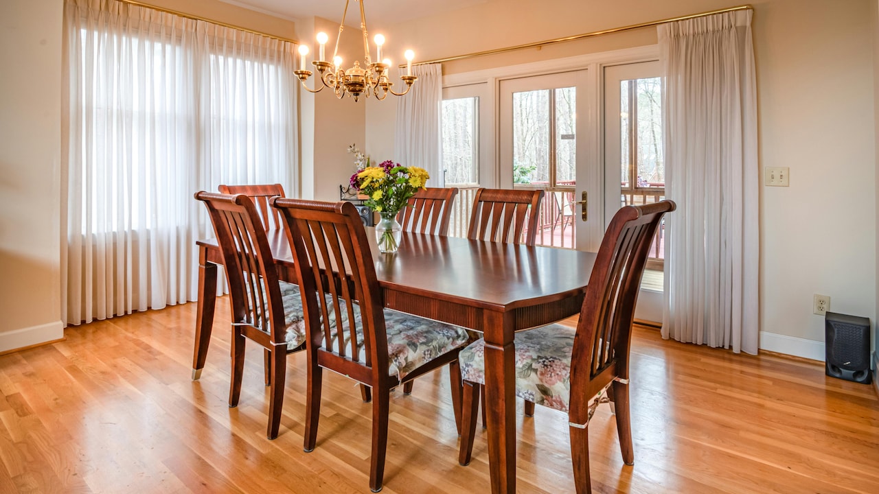 बैठते ही मिलेगा सुकून, लंबे समय तक चलने वाली मजबूत और आरामदायक Dining Chairs, बजट और क्वालिटी दोनों में दमदार