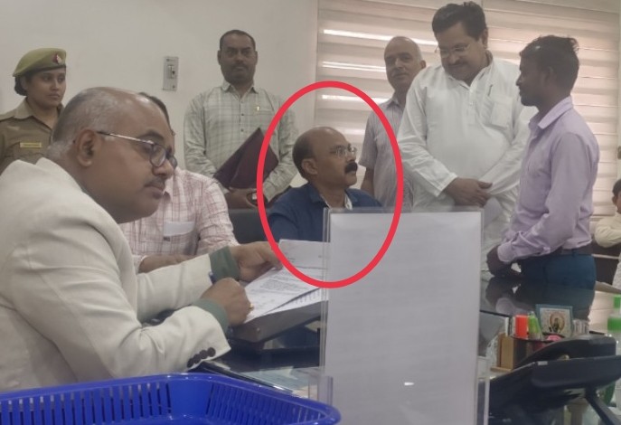 जनगणना से ड्यूटी हटवाने पहुंचा था शिक्षक, DM ने 30 मिनट फरियादियों के बीच बिठाया तो बदल गए सुर