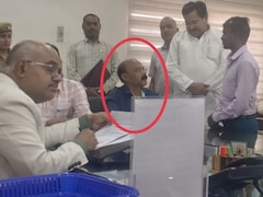 साहब! जनगणना ही ठीक है... डीएम ने फरियादियों के बीच बिठाया तो बदल गए शिक्षक के सुर