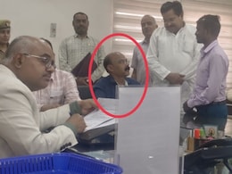 जनगणना से ड्यूटी हटवाने पहुंचा था शिक्षक, DM ने 30 मिनट फरियादियों के बीच बिठाया तो बदल गए सुर