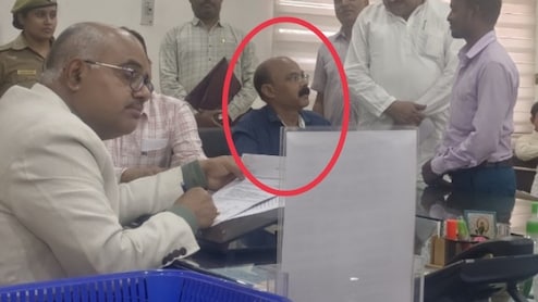 जनगणना से ड्यूटी हटवाने पहुंचा था शिक्षक, DM ने 30 मिनट फरियादियों के बीच बिठाया तो बदल गए सुर