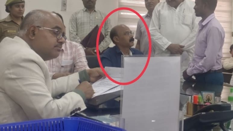 जनगणना से ड्यूटी हटवाने पहुंचा था शिक्षक, DM ने 30 मिनट फरियादियों के बीच बिठाया तो बदल गए सुर