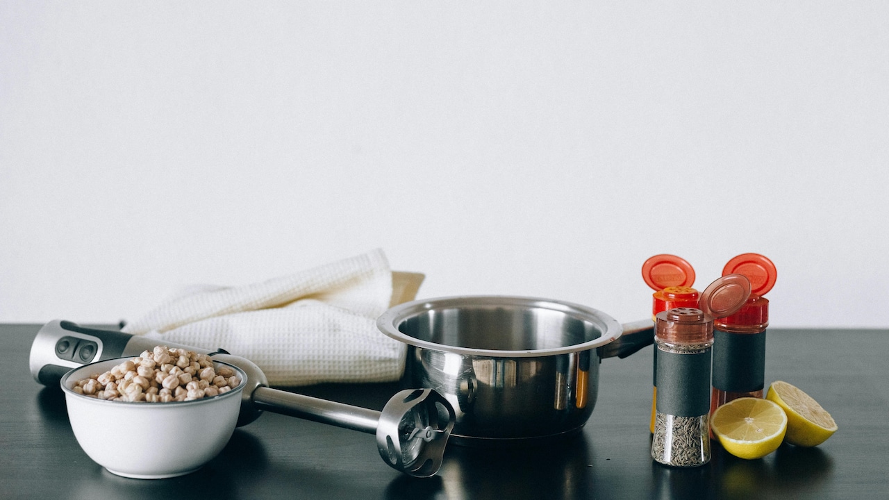Top 5 Tips To Use Hand Blenders That Do Not Splash Hot Curry Everywhere