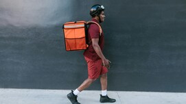 कैसे मिलता है फूड डिलीवरी ब्&zwj;वॉय का काम, कितनी होती है कमाई