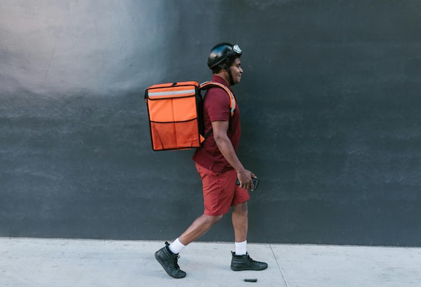 कैसे मिलता है फूड डिलीवरी ब्&zwj;वॉय का काम, कितनी होती है कमाई