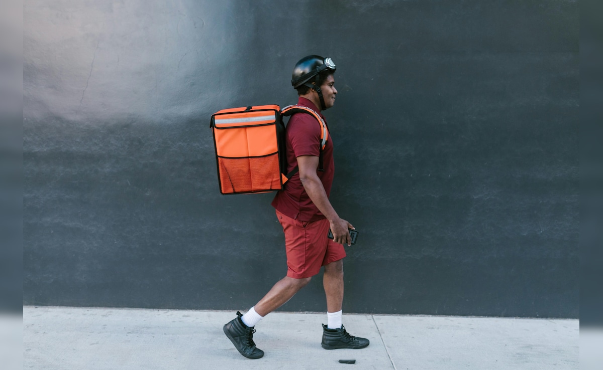 कैसे मिलता है फूड डिलीवरी ब्‍वॉय का काम, कितनी होती है कमाई