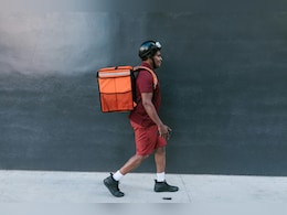 कैसे मिलता है फूड डिलीवरी ब्&zwj;वॉय का काम, कितनी होती है कमाई