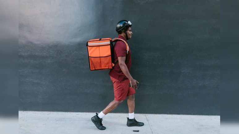 कैसे मिलता है फूड डिलीवरी ब्&zwj;वॉय का काम, कितनी होती है कमाई