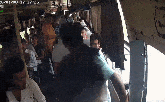 नालंदा में महज 10 रुपये के लिए बस कंडक्टर की बेरहमी से पिटाई, लात-घूंसों से पीटने का वीडियो वायरल