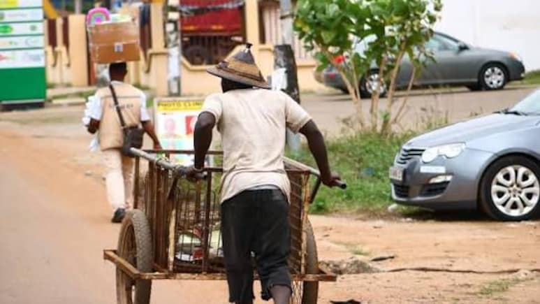 Rajasthan: जल्दी अमीर बनने के लिए जयपुर के कबाड़ी अपना रहे खतरनाक तरीका, टोपी लगाकर करते हैं ये काम