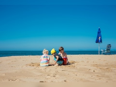 Heatwave Alert: नोएडा-गाजियाबाद में बदले स्कूल टाइमिंग, बच्चों को हीटस्ट्रोक से बचाने के लिए पेरेंट्स करें ये काम