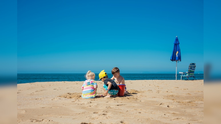 Heatwave Alert: नोएडा-गाजियाबाद में बदले स्कूल टाइमिंग, बच्चों को हीटस्ट्रोक से बचाने के लिए पेरेंट्स करें ये काम