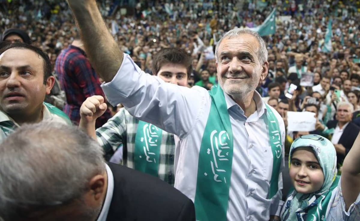 Iran President Pezeshkian Seen Assisting Patients in Viral Video Amid Conflict, Draws Mixed Reactions Online