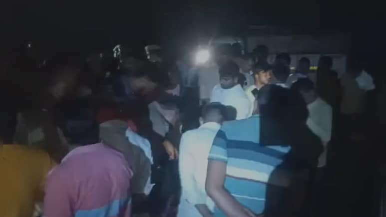 Prayagraj Train Accident  :  यूपी के प्रयागराज में बड़ा हादसा, ट्रेन से कटकर 5 लोगों की मौत