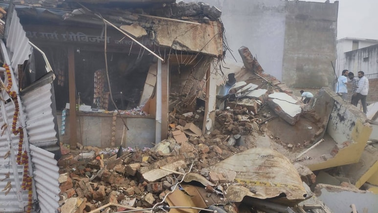 अनूपपुर में 5 मंजिला इमारत गिरने से 1 की मौत, मलबे में कई लोगों के दबे होने की आशंका, राहत-बचाव जारी