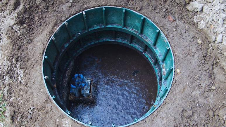 Nandurbar News: आश्रम शाळेत भयंकर घडलं! सेफ्टी टँकमध्ये मुलाची बॉडी; आई-वडिलांचा आक्रोश, अपघात की घातपात?