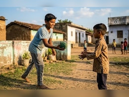 बॉल समझकर बम से खेल रहे थे बच्चे, अचानक हुआ धमाका; दो नाबालिग गंभीर घायल