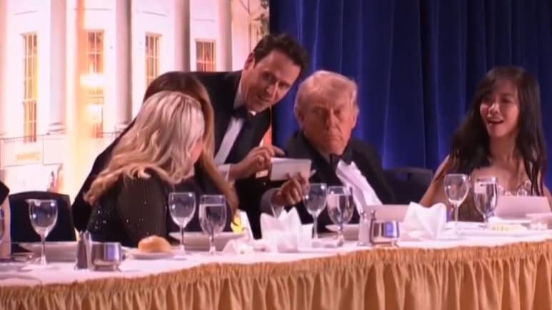 VIDEO:  धाड, धाड... डोनाल्ड ट्रम्प यांच्यासमोरच अंदाधुंद गोळीबार, सुरक्षा रक्षकांनी वाचवले; जगात खळबळ