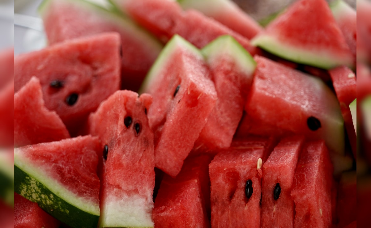 चिलचिलाती गर्मी में क्या खाएं? ये 10 फूड्स रखेंगे शरीर को ठंडा और हेल्दी, हीटवेव से बचे रहेंगे आप