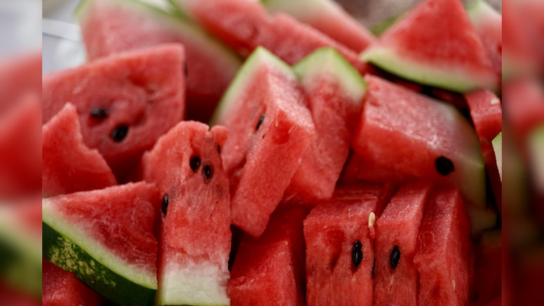 चिलचिलाती गर्मी में क्या खाएं? ये 10 फूड्स रखेंगे शरीर को ठंडा और हेल्दी, हीटवेव से बचे रहेंगे आप